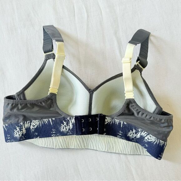 Triaction Hybrid Lite Womens Sports Bra Adjustable wide Strap Grey Wireless 34A - Picture 2 of 3